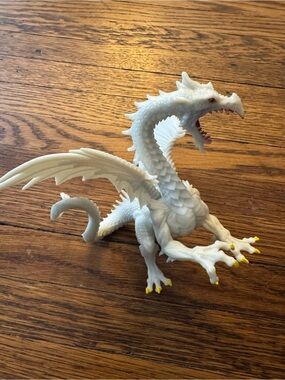 Safari LTD Mythical Fantasy Figures
Glow-in-The-Dark White Snow Dragon
5"'